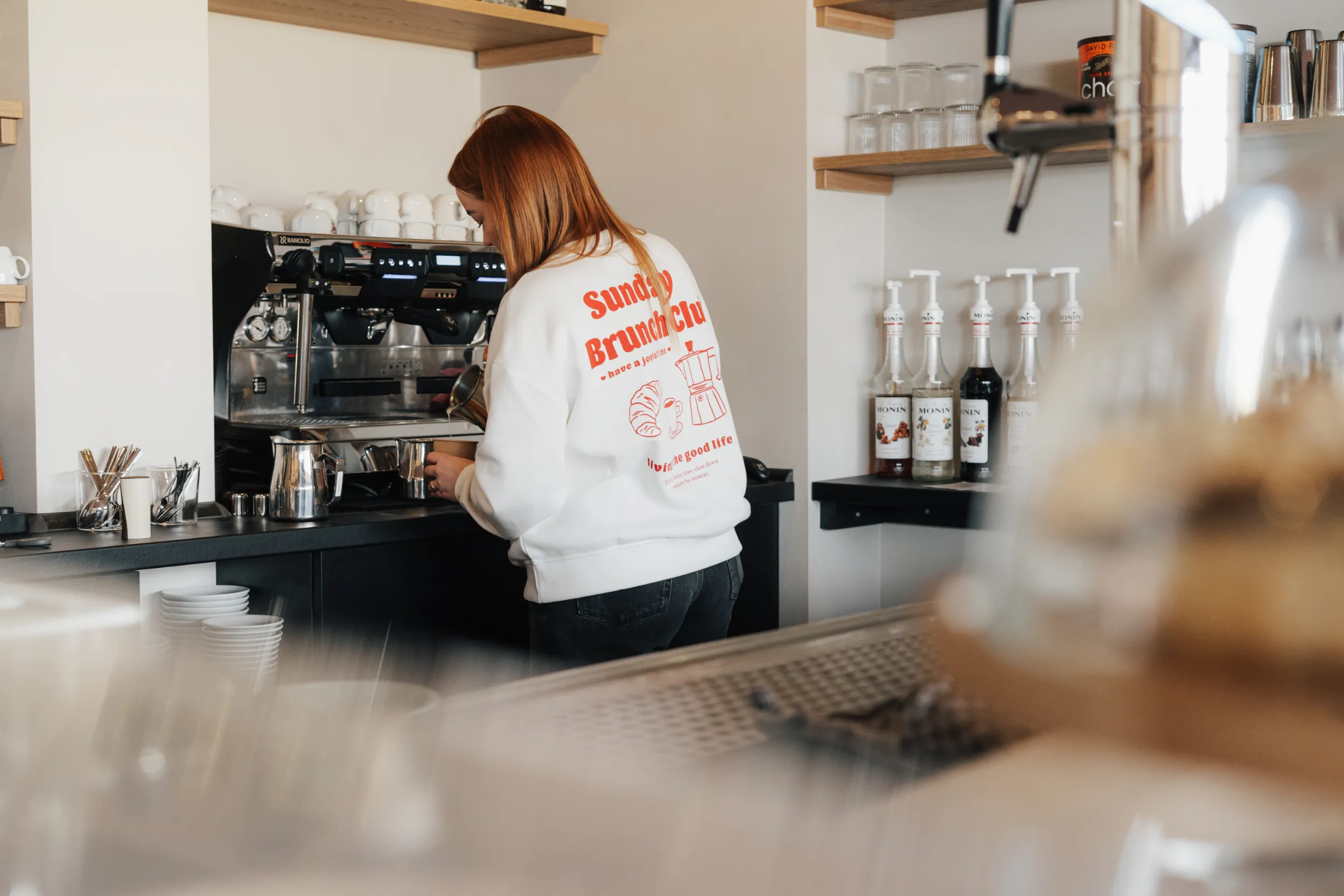 Cafébesitzerin bereitet Kaffee zu