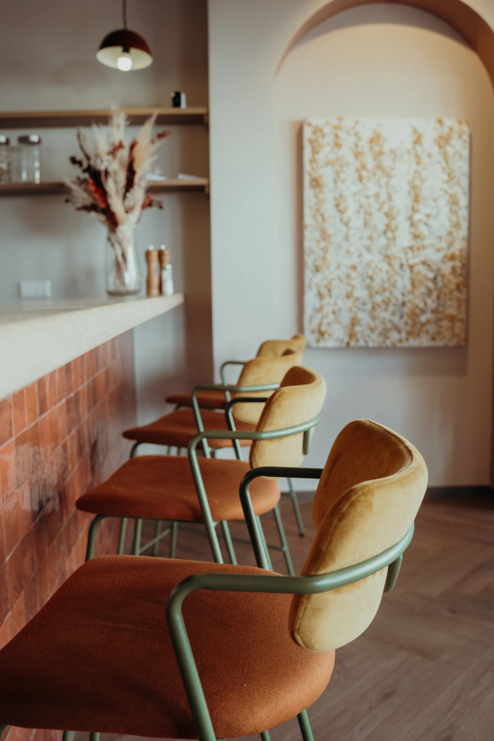 Theke mit ockerfarbenen modernen Stühlen