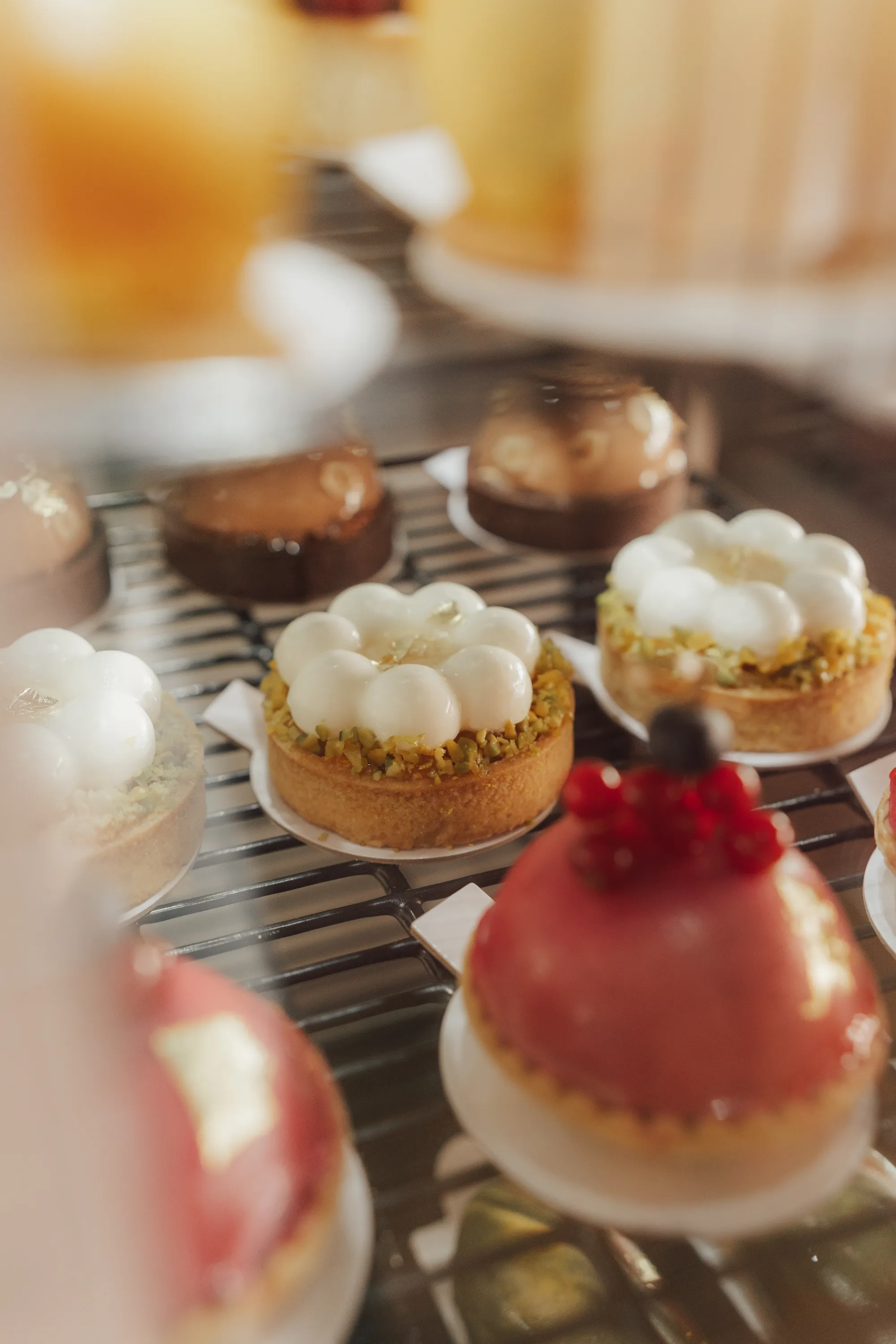 Nahaufnahme Kuchen und Törtchen in der Auslage