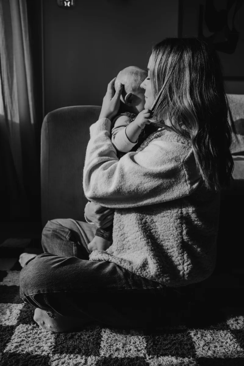 Mutter hält ihr Kind zärtlich