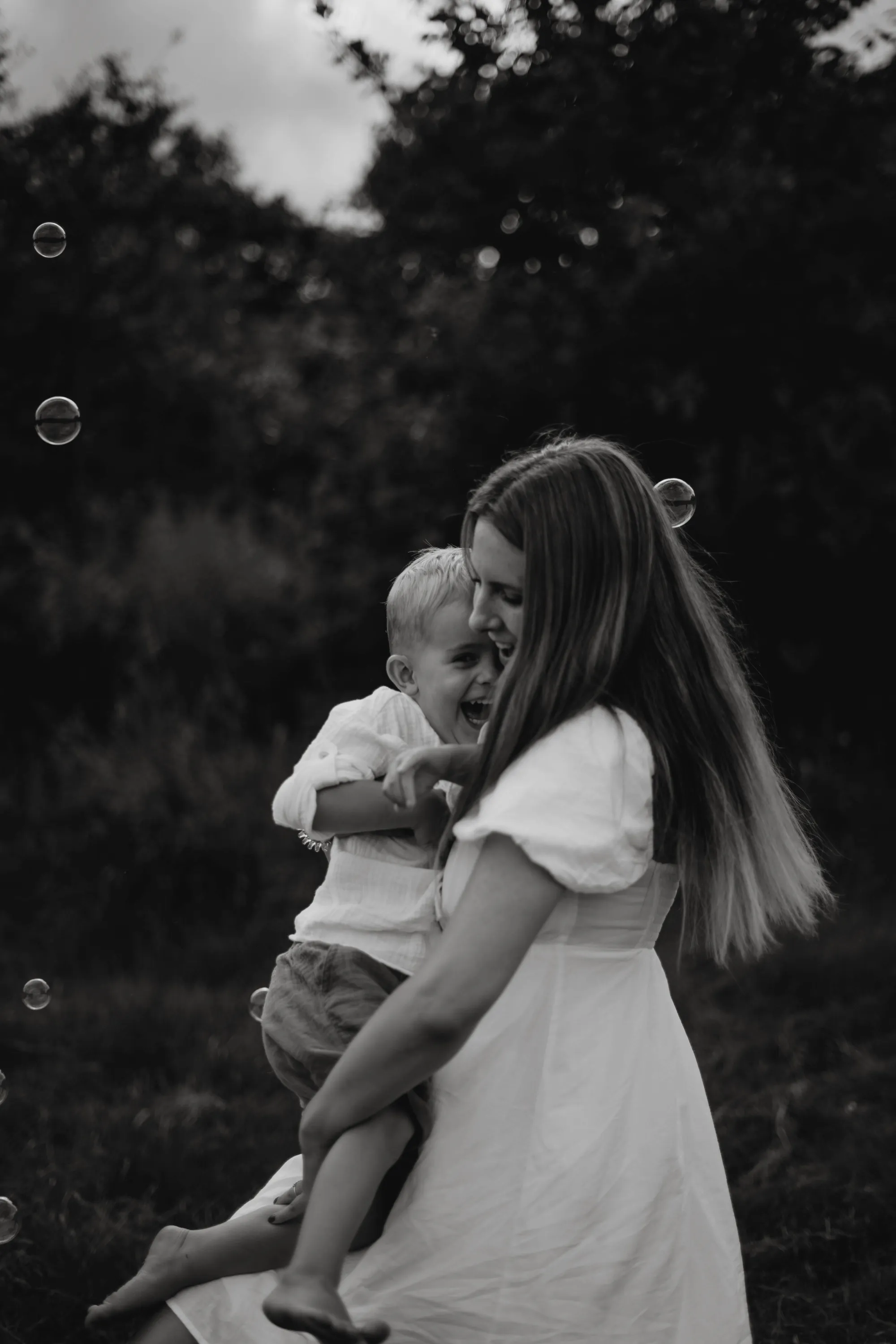 Mutter wirbelt mit ihrem Sohn herum