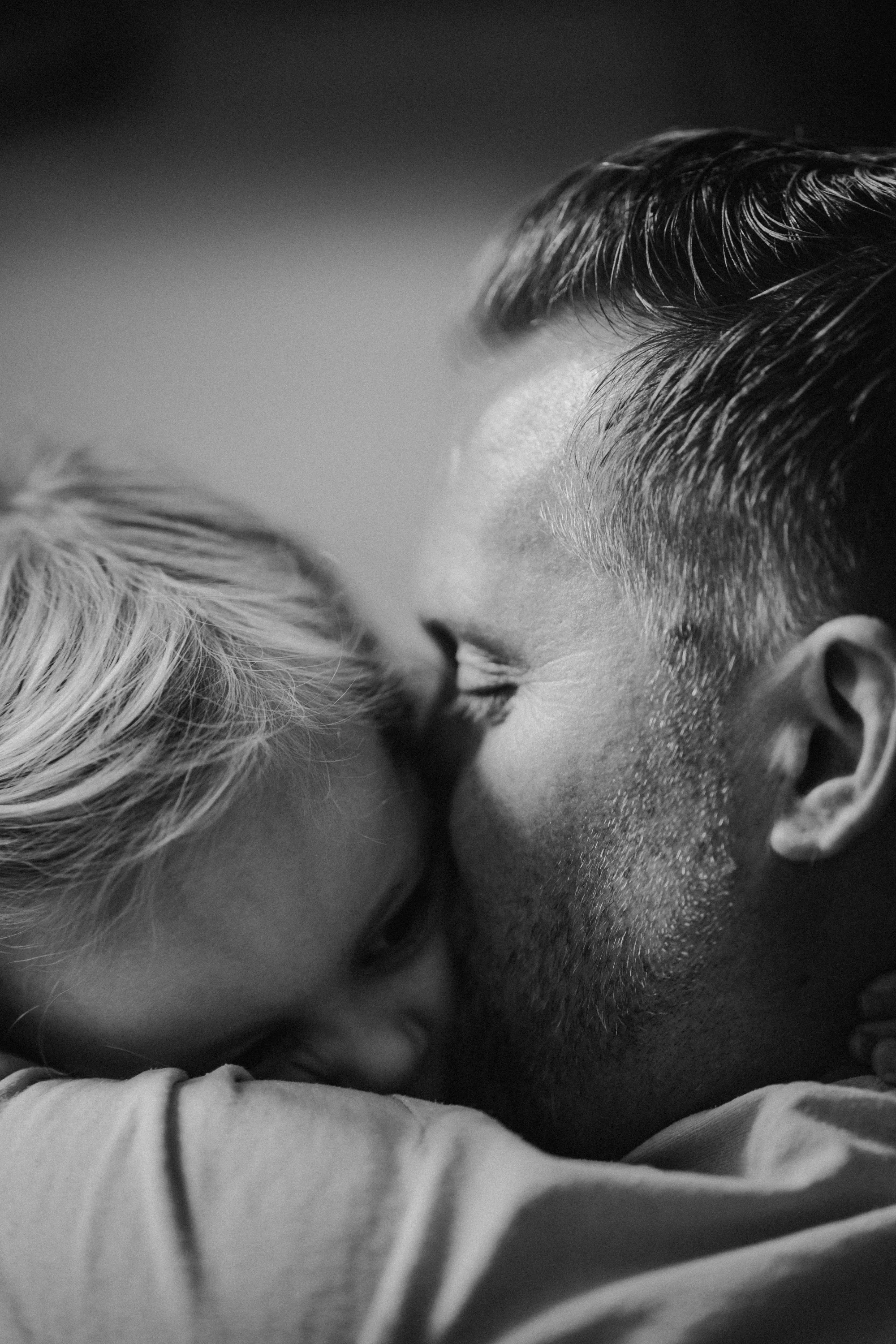 Nahaufnahme Vater hält Kind im Arm