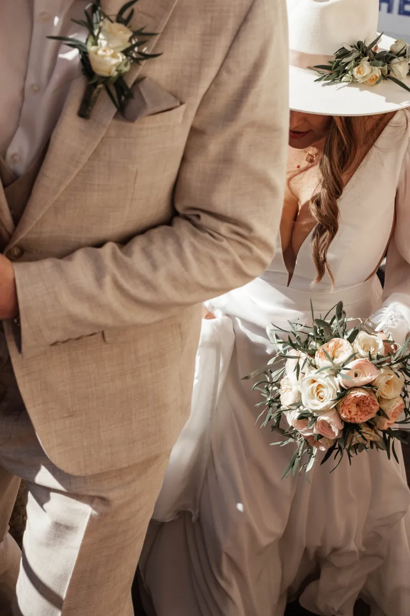 Brautpaar schreitet gemeinsam die Treppe zum Standesamt hinauf