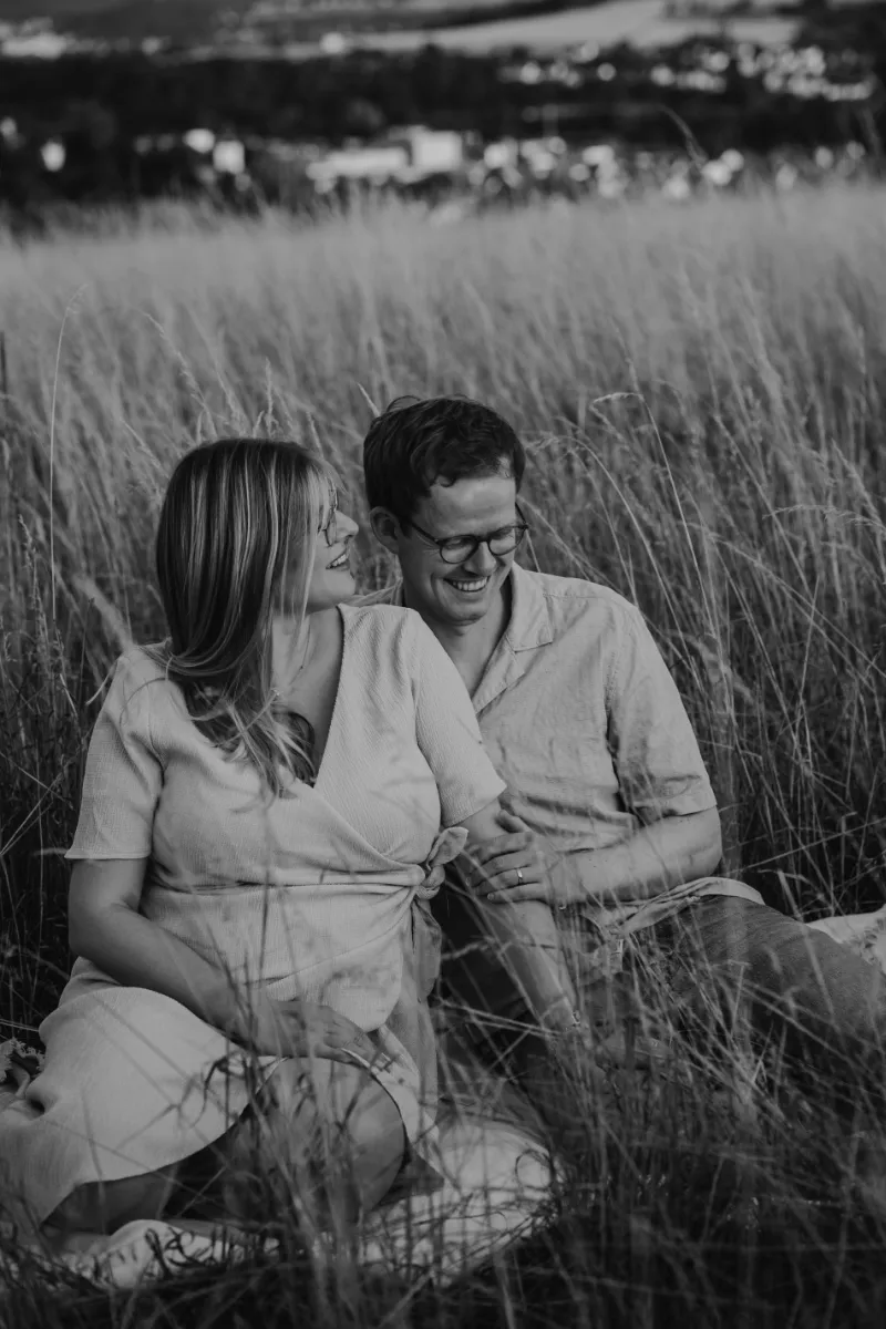 Lächelndes Paar im Kornfeld