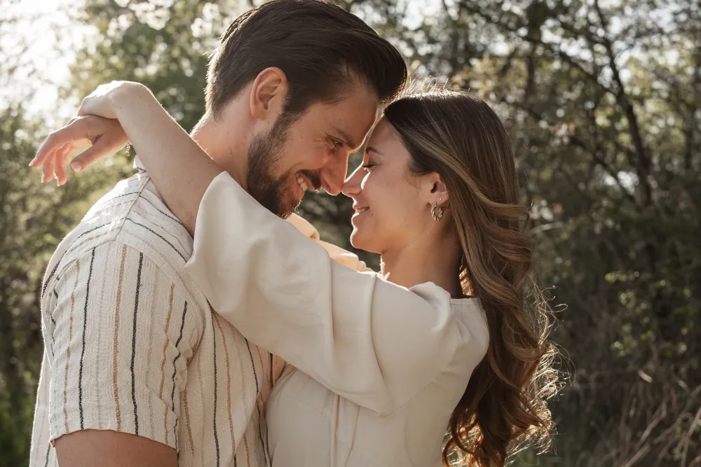 Frau schlingt Arme um ihren Partner